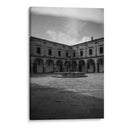 Silencio eterno en el patio del Palacio Clavijero en blanco y negro. - Nosion | Cuadro decorativo de Canvas Lab