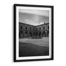 Silencio eterno en el patio del Palacio Clavijero en blanco y negro. - Nosion | Cuadro decorativo de Canvas Lab