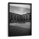 Silencio eterno en el patio del Palacio Clavijero en blanco y negro. - Nosion | Cuadro decorativo de Canvas Lab