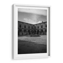 Silencio eterno en el patio del Palacio Clavijero en blanco y negro. - Nosion | Cuadro decorativo de Canvas Lab