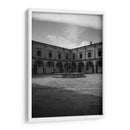 Silencio eterno en el patio del Palacio Clavijero en blanco y negro. - Nosion | Cuadro decorativo de Canvas Lab
