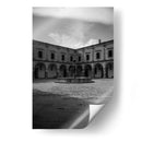 Silencio eterno en el patio del Palacio Clavijero en blanco y negro. - Nosion | Cuadro decorativo de Canvas Lab
