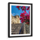 Histórico Monasterio de Yuriria enmarcado por vibrantes bugambilias bajo un cielo azul despejado. - Nosion | Cuadro decorativo de Canvas Lab