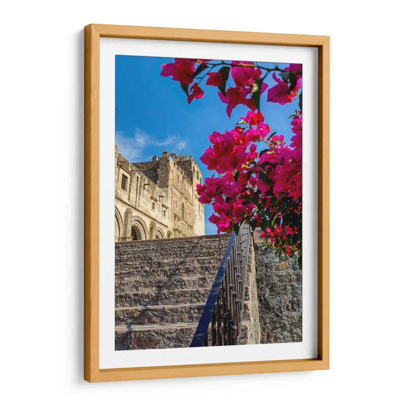 Histórico Monasterio de Yuriria enmarcado por vibrantes bugambilias bajo un cielo azul despejado. - Nosion | Cuadro decorativo de Canvas Lab