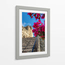 Histórico Monasterio de Yuriria enmarcado por vibrantes bugambilias bajo un cielo azul despejado. - Nosion | Cuadro decorativo de Canvas Lab