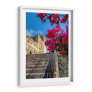 Histórico Monasterio de Yuriria enmarcado por vibrantes bugambilias bajo un cielo azul despejado. - Nosion | Cuadro decorativo de Canvas Lab