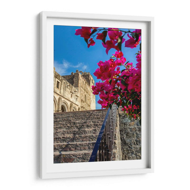 Histórico Monasterio de Yuriria enmarcado por vibrantes bugambilias bajo un cielo azul despejado. - Nosion | Cuadro decorativo de Canvas Lab