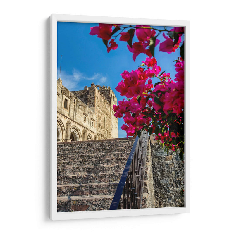 Histórico Monasterio de Yuriria enmarcado por vibrantes bugambilias bajo un cielo azul despejado. - Nosion | Cuadro decorativo de Canvas Lab