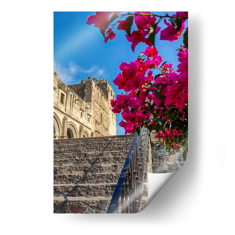 Histórico Monasterio de Yuriria enmarcado por vibrantes bugambilias bajo un cielo azul despejado. - Nosion | Cuadro decorativo de Canvas Lab