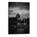 Encanto nocturno en Copándaro de Galena: quiosco iluminado y arquitectura colonial en blanco y negro. - Nosion | Cuadro decorativo de Canvas Lab