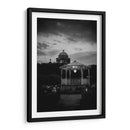 Encanto nocturno en Copándaro de Galena: quiosco iluminado y arquitectura colonial en blanco y negro. - Nosion | Cuadro decorativo de Canvas Lab