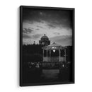 Encanto nocturno en Copándaro de Galena: quiosco iluminado y arquitectura colonial en blanco y negro. - Nosion | Cuadro decorativo de Canvas Lab