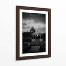 Encanto nocturno en Copándaro de Galena: quiosco iluminado y arquitectura colonial en blanco y negro. - Nosion | Cuadro decorativo de Canvas Lab