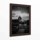Encanto nocturno en Copándaro de Galena: quiosco iluminado y arquitectura colonial en blanco y negro. - Nosion | Cuadro decorativo de Canvas Lab