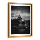 Encanto nocturno en Copándaro de Galena: quiosco iluminado y arquitectura colonial en blanco y negro. - Nosion | Cuadro decorativo de Canvas Lab