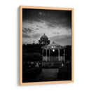 Encanto nocturno en Copándaro de Galena: quiosco iluminado y arquitectura colonial en blanco y negro. - Nosion | Cuadro decorativo de Canvas Lab