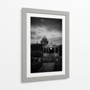Encanto nocturno en Copándaro de Galena: quiosco iluminado y arquitectura colonial en blanco y negro. - Nosion | Cuadro decorativo de Canvas Lab