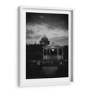 Encanto nocturno en Copándaro de Galena: quiosco iluminado y arquitectura colonial en blanco y negro. - Nosion | Cuadro decorativo de Canvas Lab