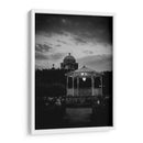 Encanto nocturno en Copándaro de Galena: quiosco iluminado y arquitectura colonial en blanco y negro. - Nosion | Cuadro decorativo de Canvas Lab