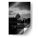 Encanto nocturno en Copándaro de Galena: quiosco iluminado y arquitectura colonial en blanco y negro. - Nosion | Cuadro decorativo de Canvas Lab