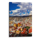 Arquitectura colonial colorida en Guanajuato, México – Un paisaje urbano vibrante bajo un cielo dramático. - Nosion | Cuadro decorativo de Canvas Lab