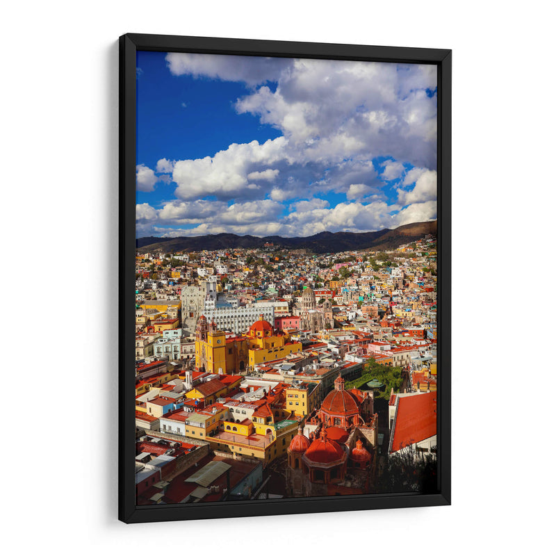 Arquitectura colonial colorida en Guanajuato, México – Un paisaje urbano vibrante bajo un cielo dramático. - Nosion | Cuadro decorativo de Canvas Lab