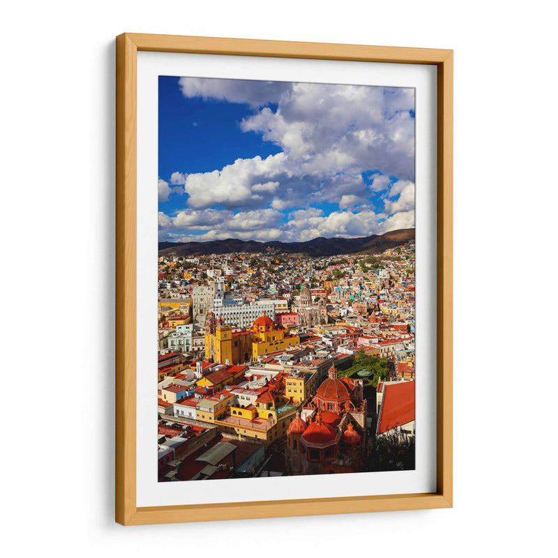 Arquitectura colonial colorida en Guanajuato, México – Un paisaje urbano vibrante bajo un cielo dramático. - Nosion | Cuadro decorativo de Canvas Lab