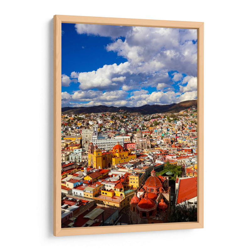 Arquitectura colonial colorida en Guanajuato, México – Un paisaje urbano vibrante bajo un cielo dramático. - Nosion | Cuadro decorativo de Canvas Lab