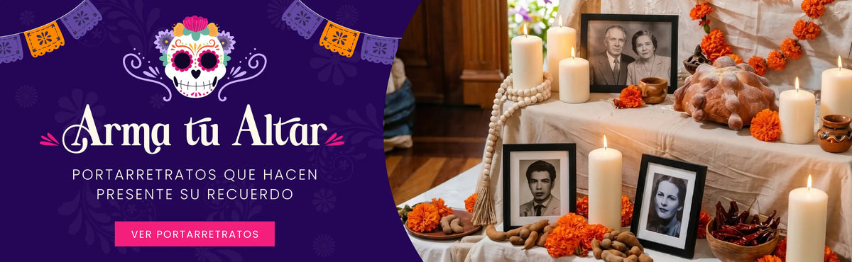 Altar tradicional de Día de Muertos decorado con flores de cempasúchil, velas blancas, pan de muerto y portarretratos con fotografías familiares en blanco y negro. A la izquierda, banner festivo en morado con una calavera decorada, papel picado y la leyenda «Arma tu Altar - PORTARRETRATOS QUE HACEN PRESENTE SU RECUERDO - VER PORTARRETRATOS».