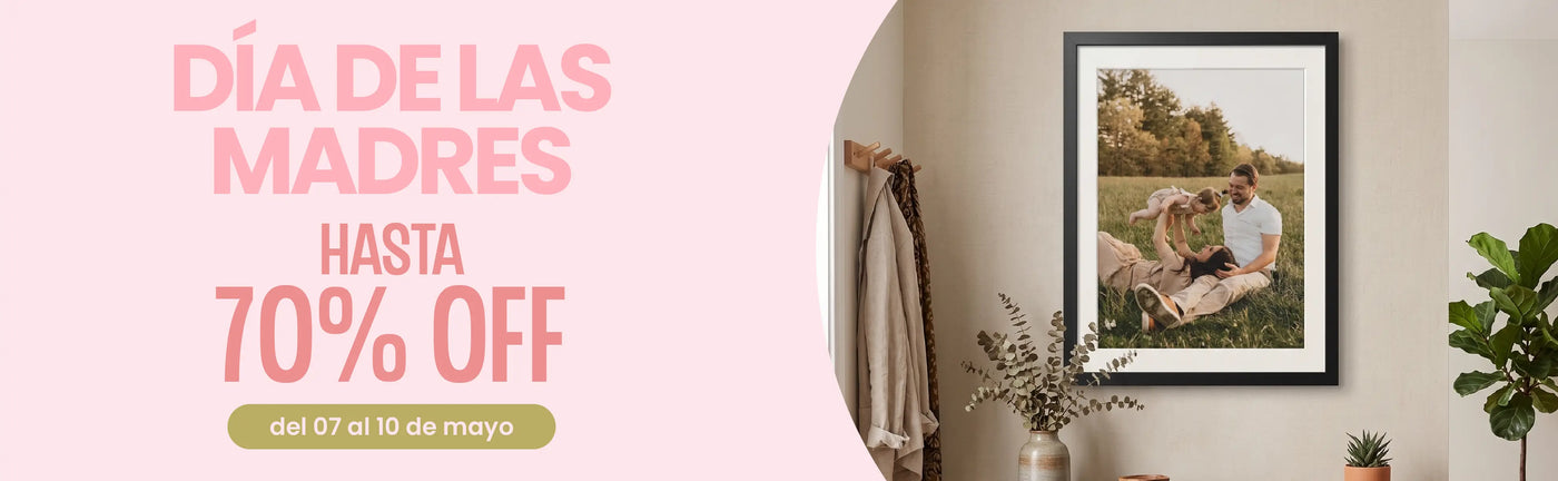 Pared de área común con un cuadro personalizado de una mamá con papá e hija. Texto: "Día de las madres. Hasta 70% OFF. Del 07 al 10 de Mayo". Botón: "Cuadros Personalizados" - Canvas Lab.