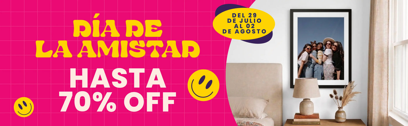 Espacio decorado con paredes claras, una planta, una lámpara y un cuadro enmarcado personalizado que contiene una foto de amigas abrazándose. Texto promocional: “Día de la amistad del 29 de julio al 02 de agosto con el texto hasta 70% OFF” - Canvas Lab.