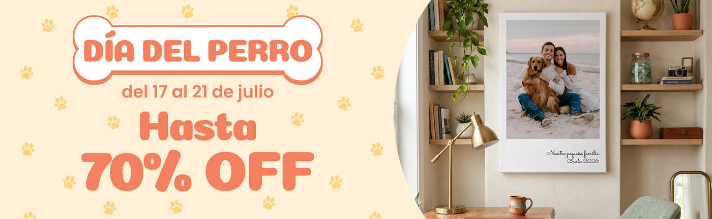 Espacio decorado con paredes claras, una planta y un cuadro enmarcado personalizado que contiene una foto de una pareja en la playa con un perro. Texto promocional: “Día del perro del 17 al 21 de julio con el texto hasta 70% OFF” - Canvas Lab.