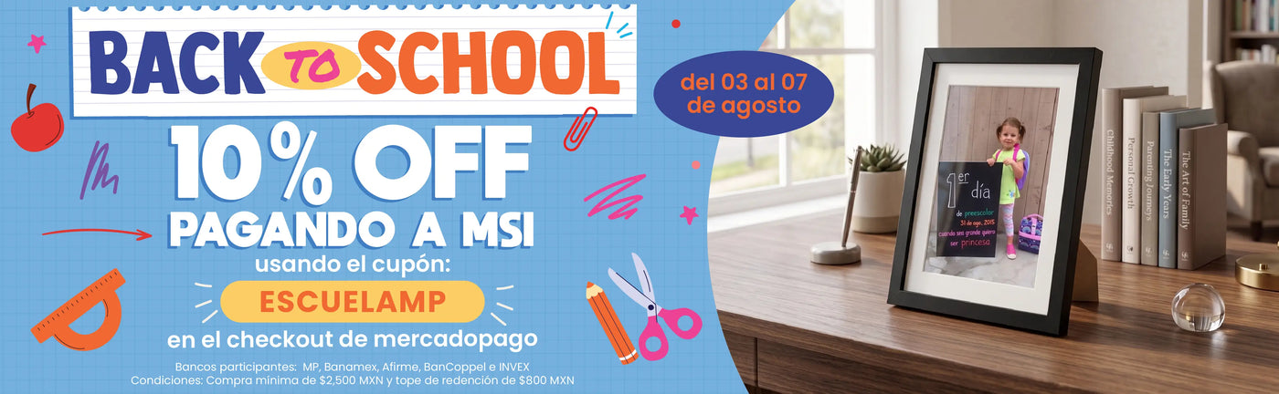 Espacio decorado con paredes claras, un portarretratos personalizado con una fotografía de una niña en su primer día de clases.Ambiente de un escritorio en una oficina en casa o una mesa en casa. Texto promocional: “Back to school del 03 al 07 de agosto con el texto 10% OFF pagando a msi” - Canvas Lab.