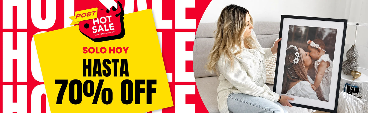 Mujer en una sala iluminada sosteniendo un cuadro enmarcado con una fotografía familiar en blanco y negro de una madre y su bebé. Texto promocional: " Post Hot Sale. Solo Hoy Hasta 70% OFF" - Canvas Lab.