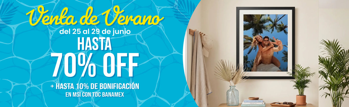Espacio decorado con paredesclaras, una planta y un cuadro enmarcado personalizado que contiene una foto de una pareja de vacaciones. Texto promocional: “Venta de Verano del 25 al 29 de junio con el texto Hasta 70% OFF” - Canvas Lab.