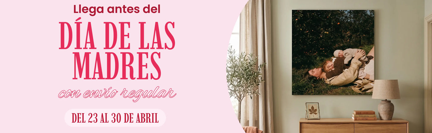 Pared de área común con un cuadro personalizado de una mamá acostada en un campo, con su niña pequeña y su bebé acostados sobre ella. Texto: "Llega antes del día de las madres con envío regular. Del 23 al 30 de abril". Botón: "Cuadros Personalizados" - Canvas Lab.