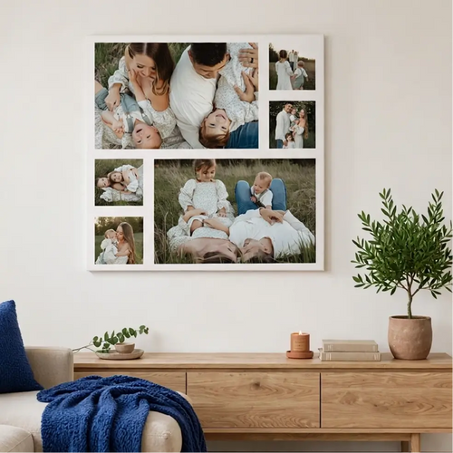 Un cuadro de lienzo con marco blanco y collage de fotos familiares personalizadas, mostrando varias escenas de una familia feliz al aire libre, colocado sobre una consola de madera en un salón moderno.