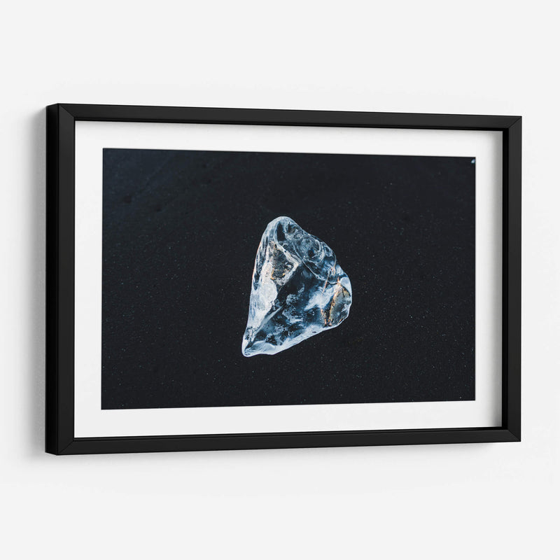 Diamante en bruto sobre arena negra | Cuadro decorativo de Canvas Lab