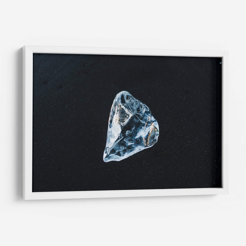 Diamante en bruto sobre arena negra | Cuadro decorativo de Canvas Lab