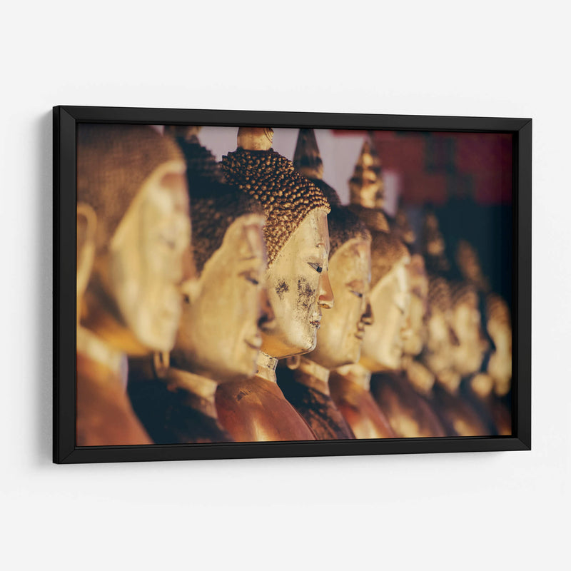 Hilera de estatuas de oro de Buda en un templo religioso en Bangkok | Cuadro decorativo de Canvas Lab
