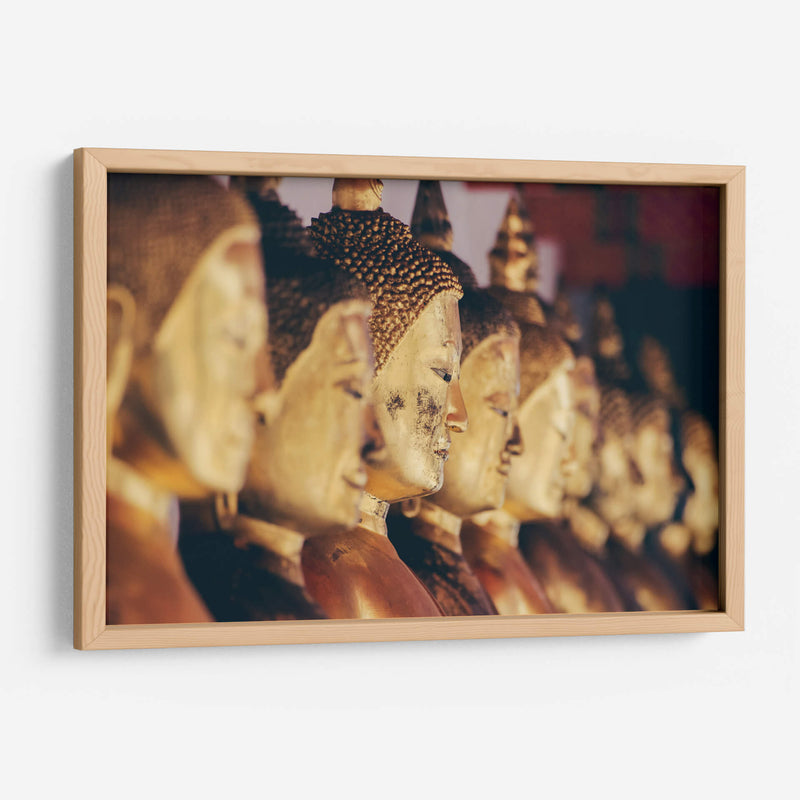 Hilera de estatuas de oro de Buda en un templo religioso en Bangkok | Cuadro decorativo de Canvas Lab