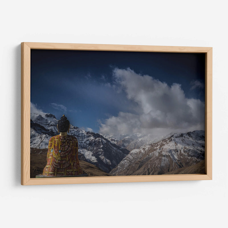 Buda sentado con vistas a las montañas abiertas y la tierra con nubes arriba | Cuadro decorativo de Canvas Lab