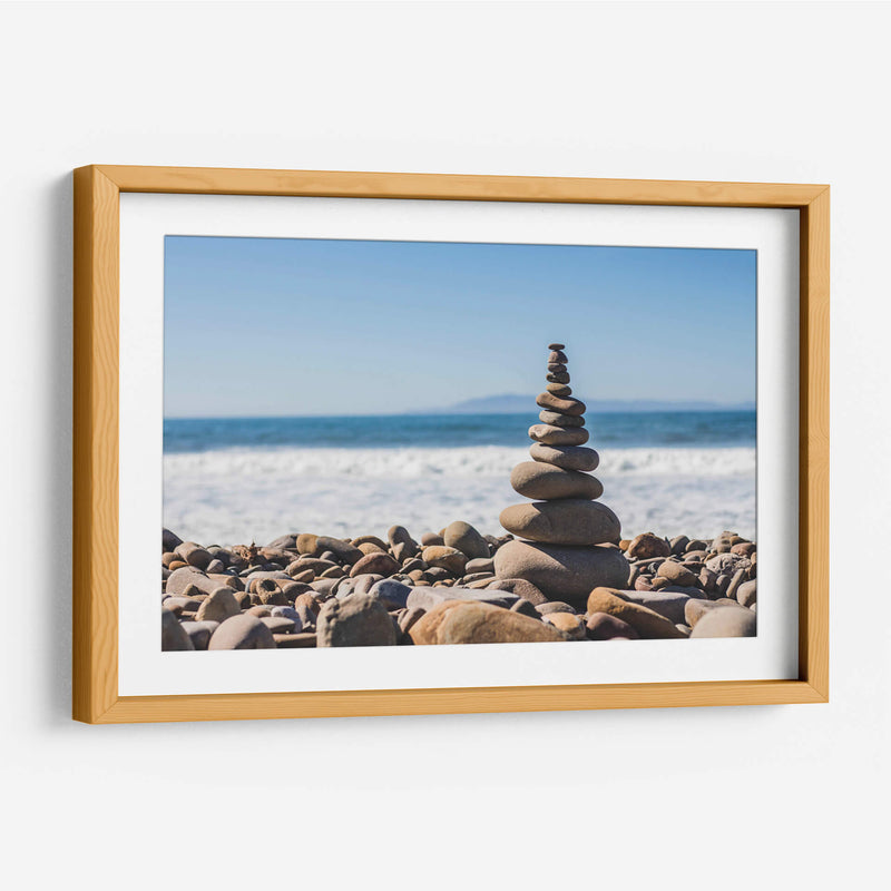 Equilibrio de piedra con torre de guijarros en la playa rocosa de Ventura | Cuadro decorativo de Canvas Lab