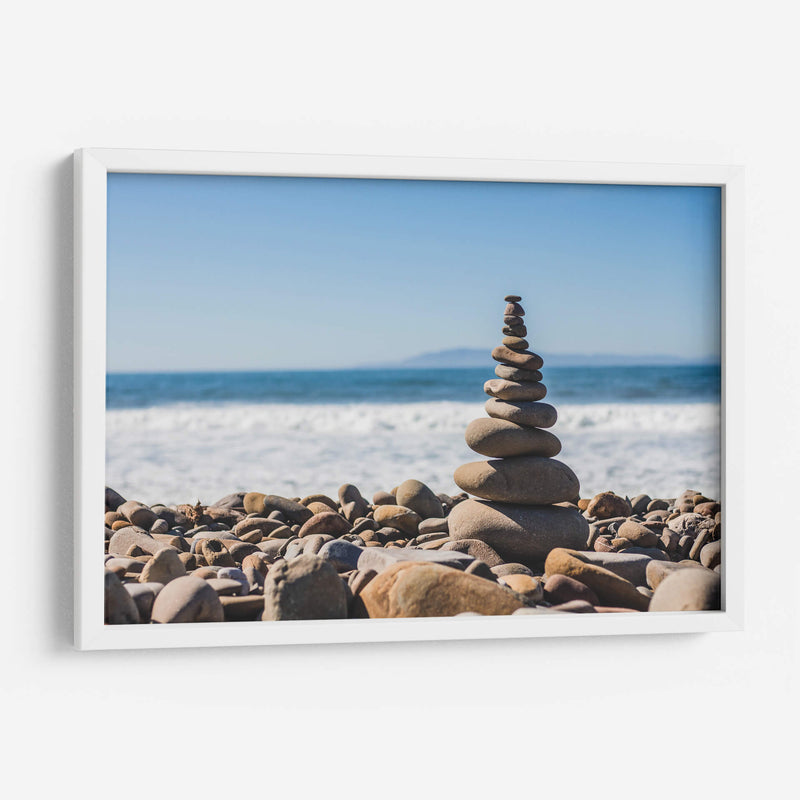 Equilibrio de piedra con torre de guijarros en la playa rocosa de Ventura | Cuadro decorativo de Canvas Lab