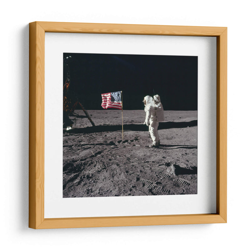 Buzz Aldrin saludando a la bandera estadounidense | Cuadro decorativo de Canvas Lab