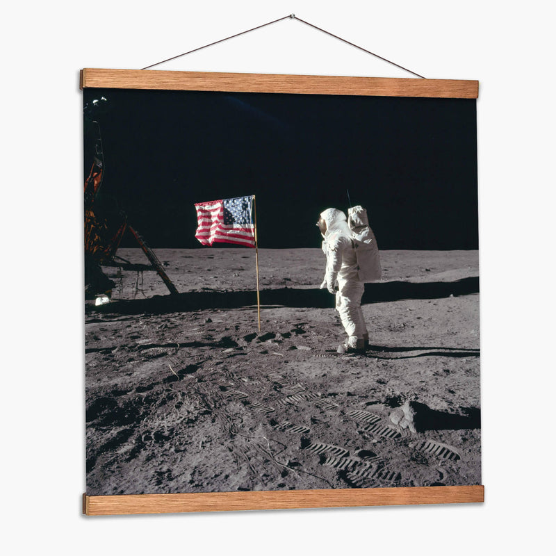 Buzz Aldrin saludando a la bandera estadounidense | Cuadro decorativo de Canvas Lab