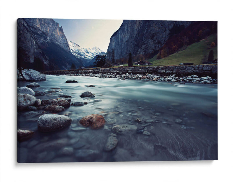 Río entre las montañas suizas | Cuadro decorativo de Canvas Lab