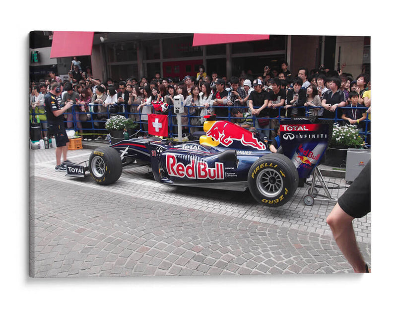 Sebastien Buemi demostrando el coche de Fórmula 1 Red Bull Energy en Motomachi Yokohama, Japón | Cuadro decorativo de Canvas Lab