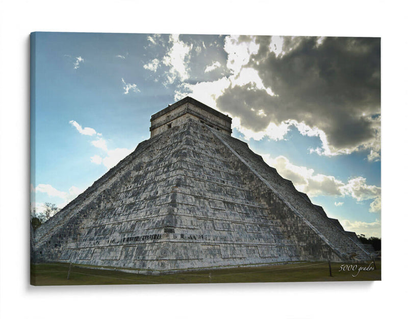 Chichén Itzá con nubes de fondo - 5000 grados | Cuadro decorativo de Canvas Lab