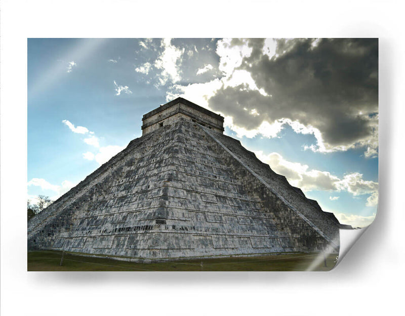 Chichén Itzá con nubes de fondo - 5000 grados | Cuadro decorativo de Canvas Lab